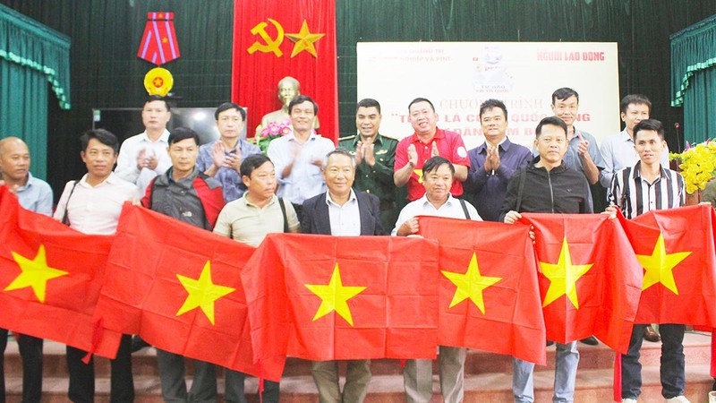 Trao cờ Tổ quốc cho ngư dân Quảng Trị.