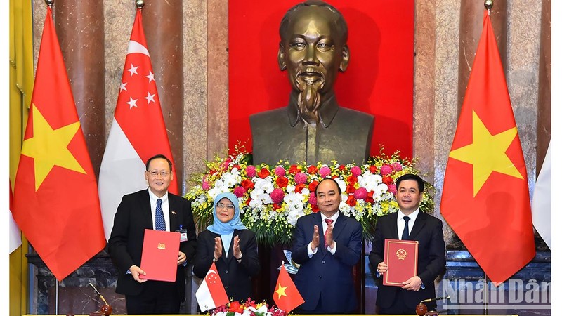 Chủ tịch nước Xuân Phúc và Tổng thống Singapore Halimah Yacob chứng kiến lễ ký Bản ghi nhớ về hợp tác năng lượng giữa Bộ Công thương hai nước.