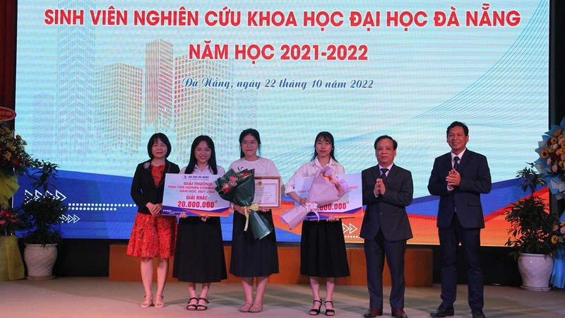 Nhóm sinh viên đạt giải Nhất “Sinh viên nghiên cứu khoa học Đại học Đà Nẵng” năm học 2021-2022.