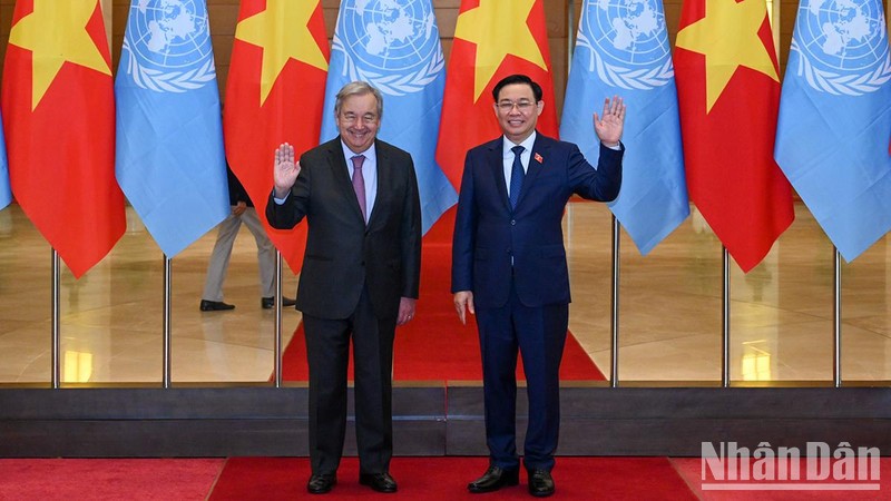 Chủ tịch Quốc hội Vương Đình Huệ và Tổng Thư ký Liên hợp quốc Antonio Guterres chụp ảnh lưu niệm tại buổi tiếp.