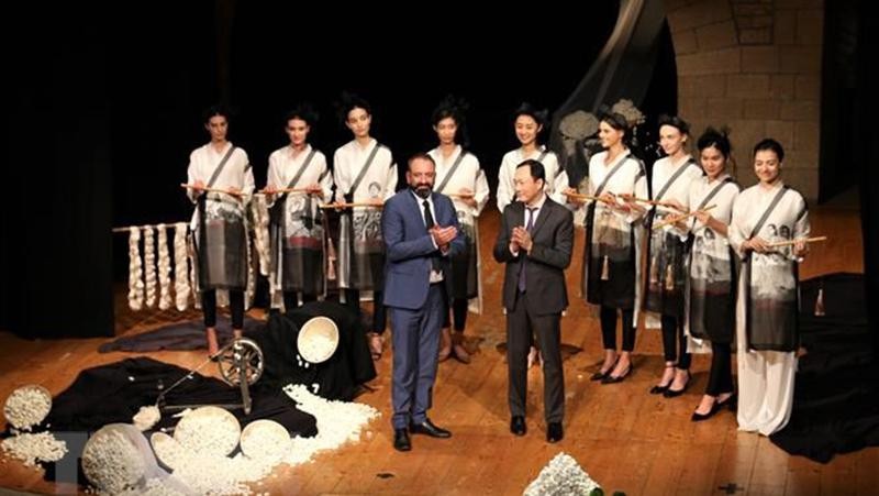 Đại sứ Việt Nam tại Italy kiêm nhiệm San Mario Dương Hải Hưng và Bộ trưởng Ngoại giao Cộng hòa San Mario Luca Beccari tại sự kiện văn hóa ''Lụa với San Marino''. (Ảnh Trường Dụy/TTXVN)