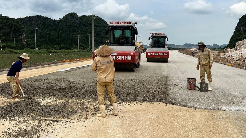 Tập đoàn Sơn Hải triển khai lu lèn nền đường cao tốc bắc-nam.