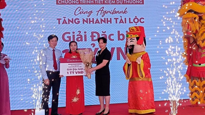 Trao giải đặc biệt 1 tỷ đồng cho khách hàng Hoàng Thị Bình ở Nghi Lộc (Nghệ An).