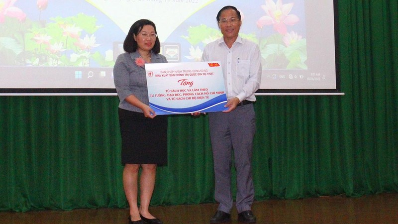 Đồng chí Phạm Thị Thinh trao tặng tủ sách cho Trưởng ban Tuyên giáo Tỉnh ủy Đồng Nai Phạm Xuân Hà.