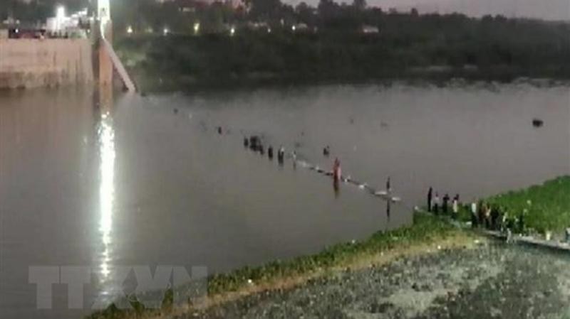 Hiện trường vụ sập cầu trên sông Machchhu ở Morbi, bang Gujarat, Ấn Độ, ngày 30/10/2022. (Ảnh: ANI/TTXVN)