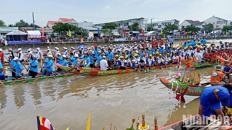 Các đội đua ra mắt tại lễ khai mạc giải đua ghe ngo mở rộng tại tỉnh Trà Vinh.