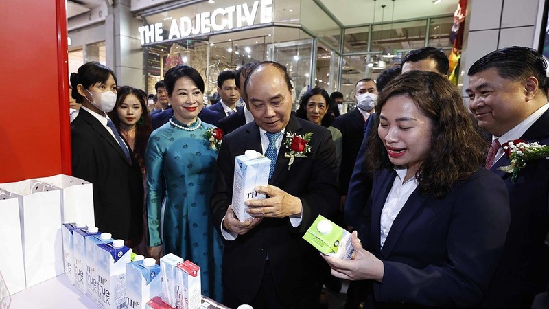 Chủ tịch nước Nguyễn Xuân Phúc thăm các gian hàng Việt Nam. (Ảnh: TTXVN)