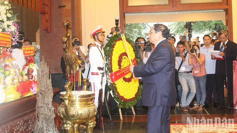 Thủ tướng Phạm Minh Chính cùng Đoàn lãnh đạo, nguyên lãnh đạo Đảng, Nhà nước dâng hương tại Khu lưu niệm Thủ tướng Võ Văn Kiệt. 