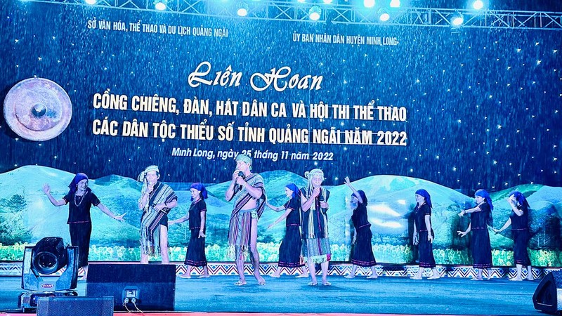 Gần 300 nghệ nhân, diễn viên mang đến nhiều tiết mục độc đáo của các huyện miền núi tỉnh Quảng Ngãi.
