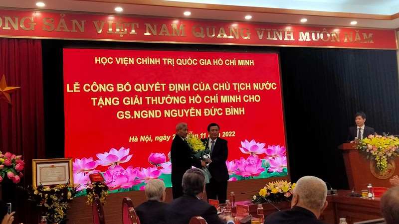 Đồng chí Nguyễn Xuân Thắng phát biểu tại buổi lễ và tặng hoa chúc mừng đại diện gia đình cố Giáo sư, Nhà giáo Nhân dân Nguyễn Đức Bình .