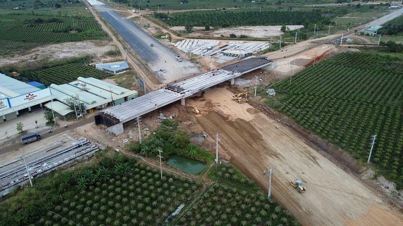 Thi công cầu vượt tuyến đường quốc lộ 1A-Mỹ Thạnh, huyện Hàm Thuận Nam (Bình Thuận) giao với cao tốc bắc-nam tại điểm cuối gói thầu XL-04 đoạn Vĩnh Hảo-Phan Thiết.