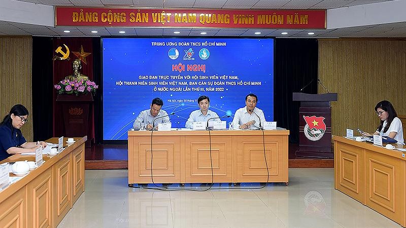 Bí thư Trung ương Đoàn Thanh niên Cộng sản Hồ Chí Minh, Chủ tịch Hội Sinh viên Việt Nam Nguyễn Minh Triết (giữa) điều hành hội nghị. 
