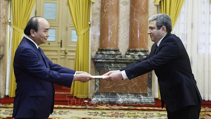 Chủ tịch nước Nguyễn Xuân Phúc tiếp nhận Quốc thư của Đại sứ Azerbaijan Shovgi Kamal Oglu Mehdizade. (Ảnh: TTXVN)