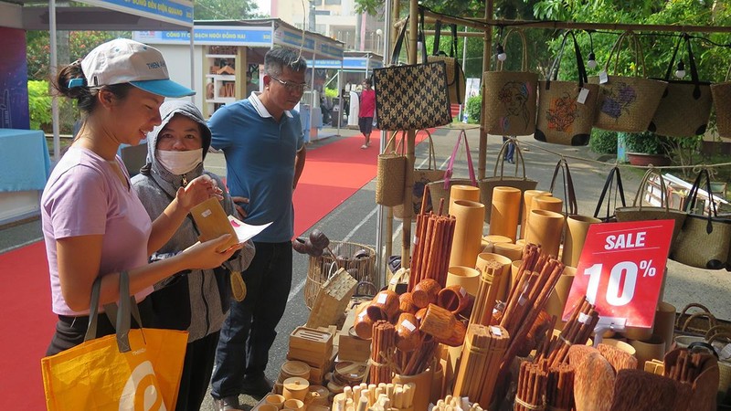 Người dân tìm hiểu, mua sắm hàng hóa tại Hội chợ-Triển lãm tôn vinh hàng Việt trong sáng 1/12.