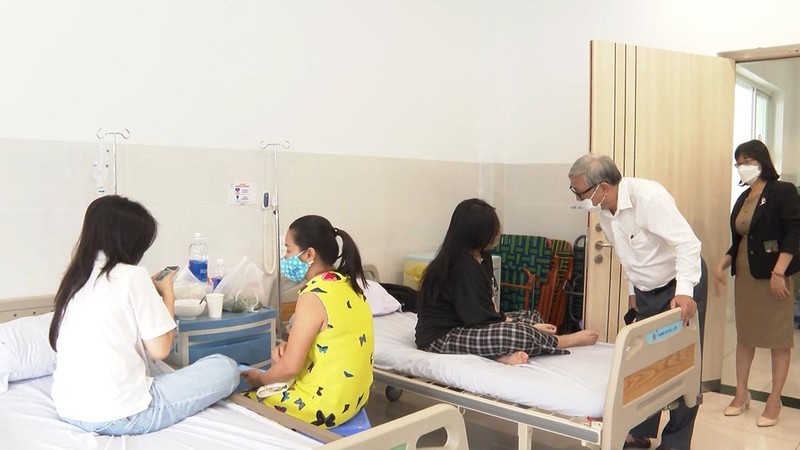 Lãnh đạo nhà trường thăm hỏi học sinh khi đang điều trị tại bệnh viện (Ảnh: NGỌC HÒA)