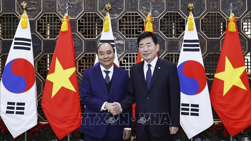 Chủ tịch nước Nguyễn Xuân Phúc hội kiến Chủ tịch Quốc hội Hàn Quốc Kim Jin Pyo. (Ảnh: TTXVN)
