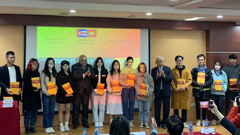 Tác giả Vũ Văn Âu và Đại sứ Cuba tại Việt Nam Orlando Nicolás Hernández Guillén trao tặng Từ điển Việt-Tây Ban Nha cho các sinh viên khoa tiếng Tây Ban Nha của trường Đại học Hà Nội.