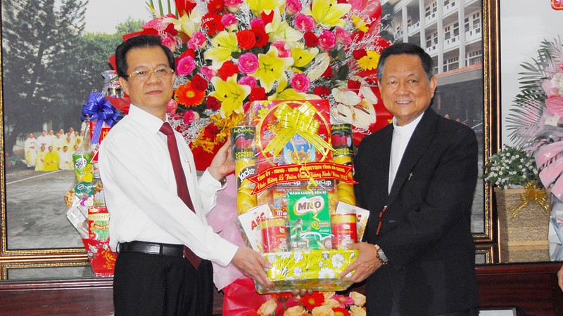 Bí thư Tỉnh ủy An Giang Lê Hồng Quang tặng quà tại Tòa Giám mục Giáo phận Long Xuyên.