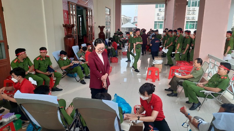 Phó Chủ tịch UBND tỉnh Vĩnh Long Nguyễn Thị Quyên Thanh hỏi thăm sức khỏe người hiến máu sáng 22/12. 