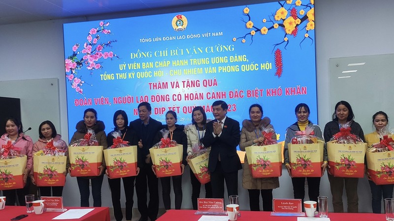 Tổng thư ký Quốc hội Bùi Văn Cường trao quà Tết tặng công nhân lao động Hải Dương.