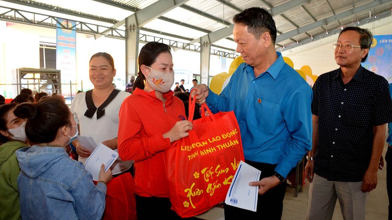 Chủ tịch Liên đoàn Lao động tỉnh Bình Thuận Nguyễn Xuân Phối trao quà Tết cho công nhân lao động có hoàn cảnh khó khăn trong Khu Công nghiệp Hàm Kiệm 2, huyện Hàm Thuận Nam .