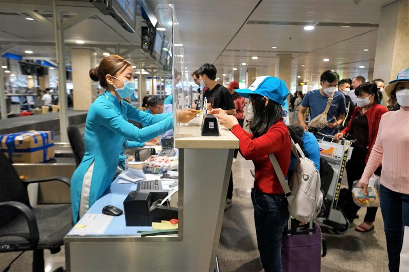 Vietnam Airlines đưa hơn 100 lao động nghèo về quê đón Tết 