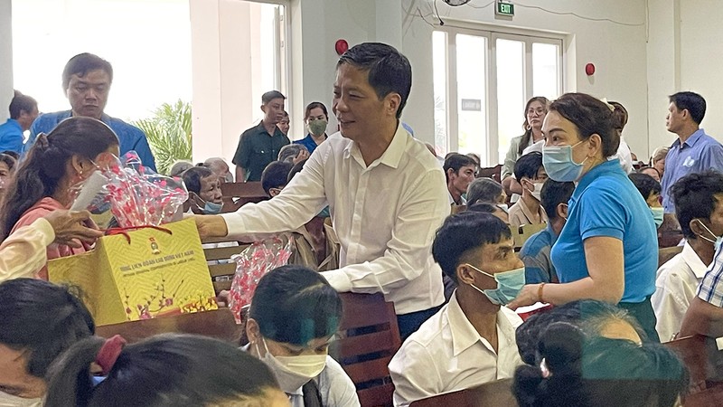 Đồng chí Trần Tuấn Anh trao quà Tết cho công nhân lao động tại Vĩnh Long chiều 12/1. 