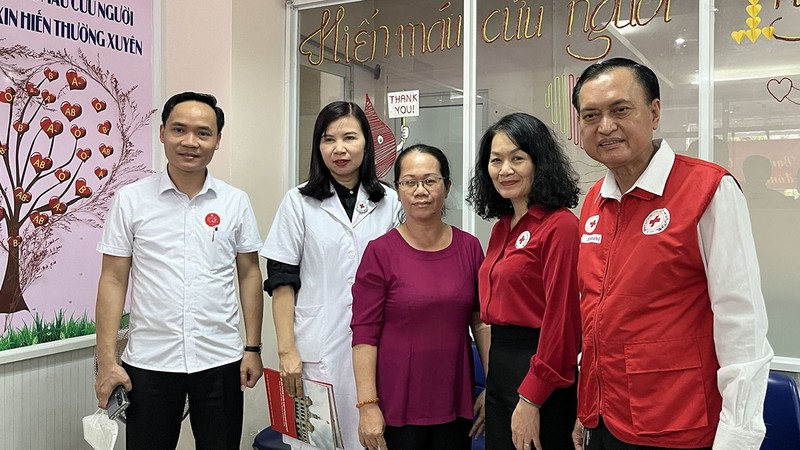 Đoàn công tác gặp gỡ, hỏi thăm chị Nguyễn Thị Dung (giữa), người 26 lần hiến máu nhân đạo tại Trung tâm hiến máu nhân đạo Thành phố.