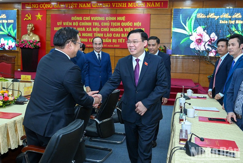 Chủ tịch Quốc hội Vương Đình Huệ với các đồng chí lãnh đạo tỉnh Lào Cai.