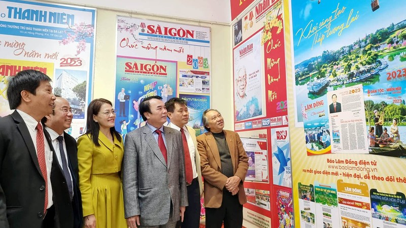 Các đại biểu tham quan không gian trưng bày Hội báo Xuân Lâm Đồng.