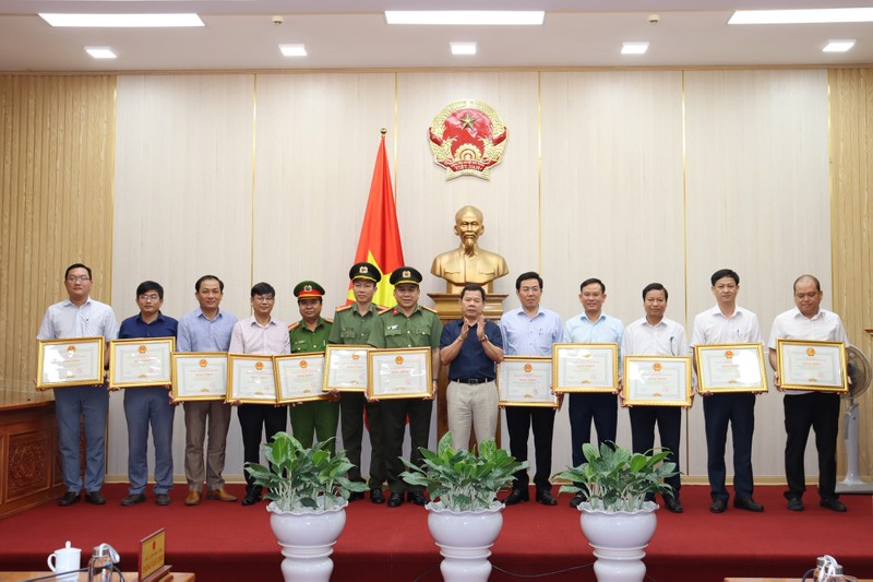 Chủ tịch UBND tỉnh Quảng Ngãi Đặng Văn Minh trao Bằng khen của tỉnh cho các tập thể có thành tích trong việc bồi thường, giải phóng mặt bằng dự án cao tốc Quảng Ngãi-Hoài Nhơn, đoạn qua Quảng Ngãi. 