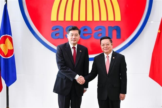 Tổng thư ký ASEAN Kao Kim Hourn (phải) và Bộ trưởng Ngoại giao Trung Quốc Tần Cương tại cuộc gặp ở Jakarta ngày 22/2/2023. (Ảnh: THX/TTXVN)