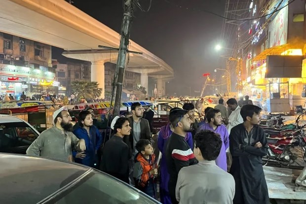 Người dân ra đường sau khi cảm thấy rung lắc ở Lahore, Pakistan. (Nguồn: Reuters/TTXVN)