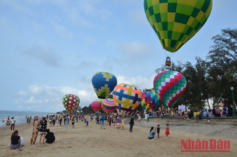 Ngày hội Khinh khí cầu tại bãi biển Đồi Dương, thành phố Phan Thiết, một trong những hoạt động của Năm Du lịch quốc gia 2023 “Bình Thuận-Hội tụ xanh”.