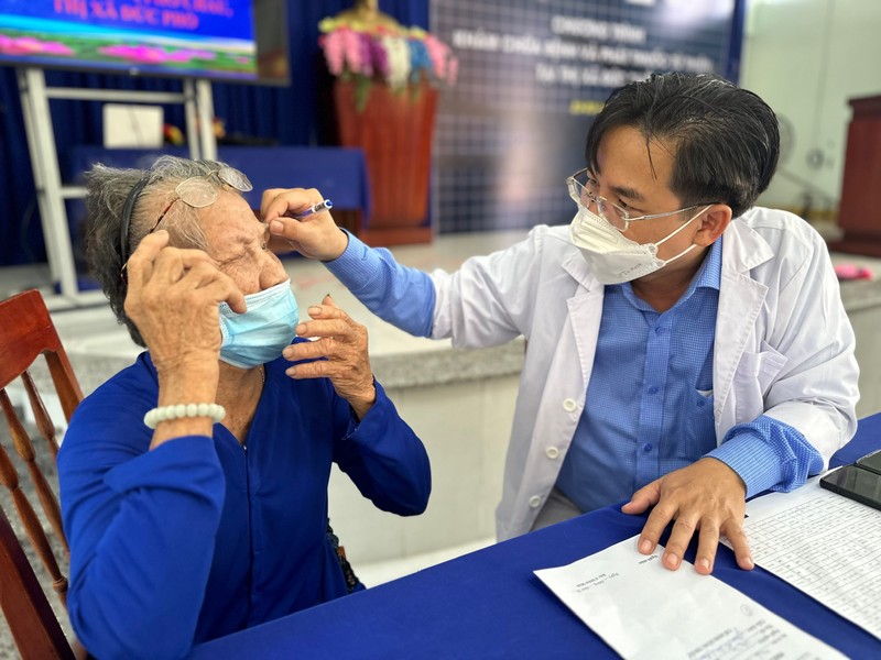 Bác sĩ Bệnh viện Chợ Rẫy Thành phố Hồ Chí Minh tư vấn y khoa chuyên sâu cho bà con đến khám bệnh.