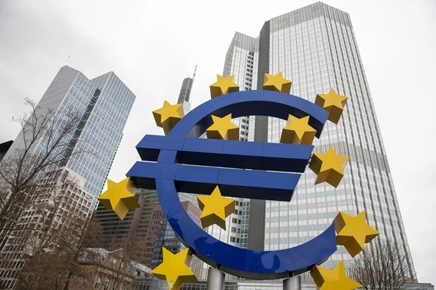 Biểu tượng đồng euro ở phía trước trụ sở Ngân hàng Trung ương châu Âu, tại Frankfurt am Main, Đức. (Ảnh: AFP/TTXVN)