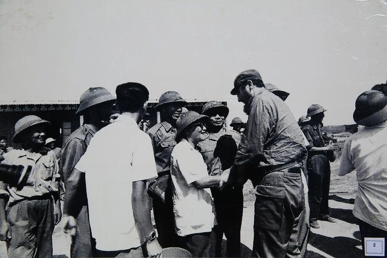 Chủ tịch Ủy ban Mặt trận dân tộc giải phóng tỉnh Quảng Trị Lê Hành (Lê Xích) đón Chủ tịch Cuba Fidel Castro tại bờ nam sông Bến Hải.