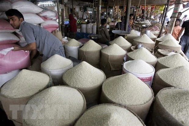 Gạo được bày bán tại chợ ở Dhaka, Bangladesh. (Ảnh: AFP/TTXVN)