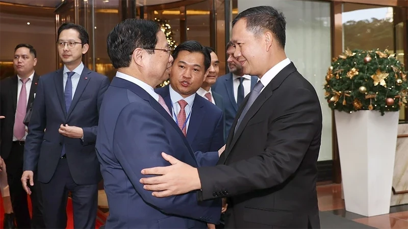 Thủ tướng Phạm Minh Chính tiễn Thủ tướng Vương quốc Campuchia Samdech Moha Bovor Thipadei Hun Manet kết thúc chuyến thăm chính thức Việt Nam. (Ảnh: TTXVN)