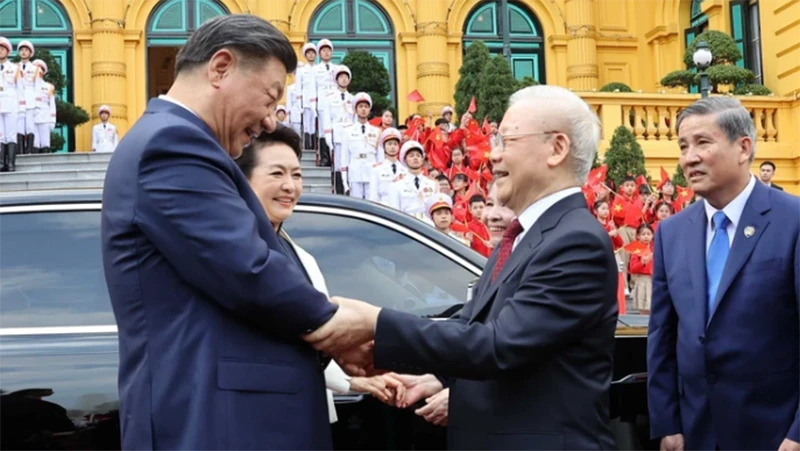Tổng Bí thư Nguyễn Phú Trọng và Phu nhân chủ trì Lễ đón Tổng Bí thư, Chủ tịch Trung Quốc Tập Cận Bình và Phu nhân. (Ảnh: TTXVN)