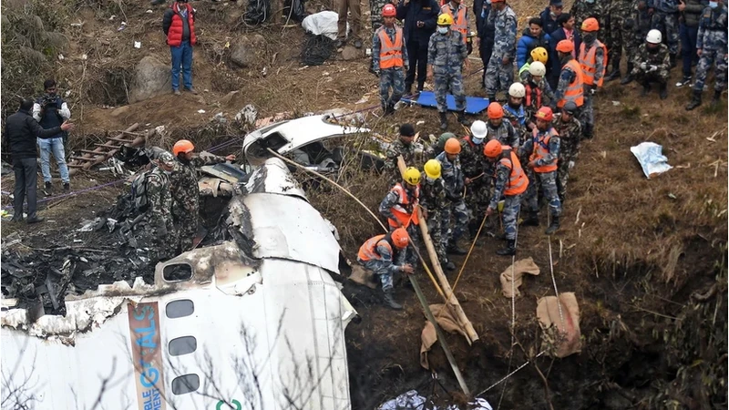 Lực lượng cứu hộ làm nhiệm vụ tại hiện trường vụ máy bay của Hãng hàng không Yeti Airlines bị rơi ở Pokhara, Nepal ngày 16/1/2023. (Ảnh: AFP/TTXVN)