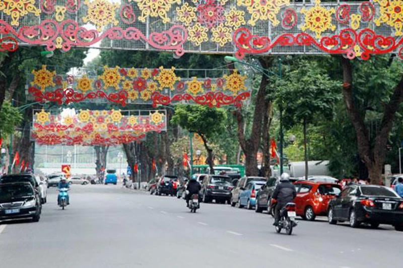Trang trí đèn trên phố Điện Biên Phủ, quận Ba Đình, Hà Nội. (Ảnh: Phạm Hùng)