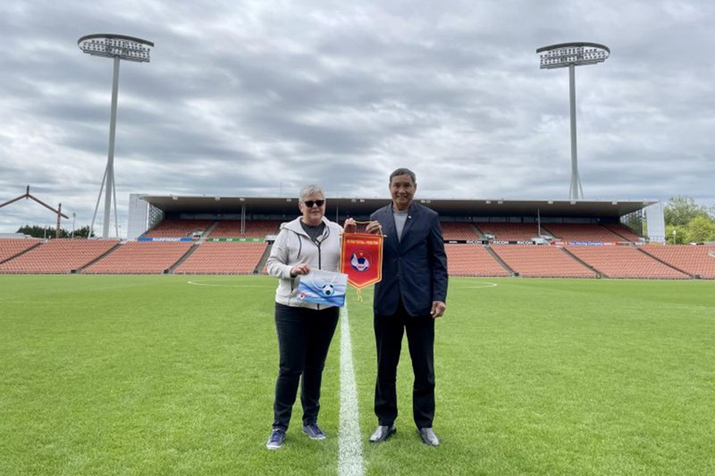 HLV Mai Đức Chung tặng quà lưu niệm đại diện sân vận động Waikato, Hamilton. (Ảnh: VFF)