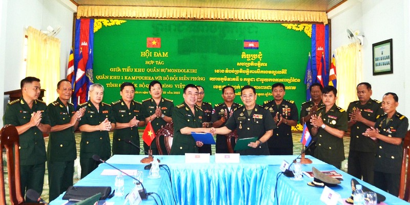 Lãnh đạo Bộ Chỉ huy Bộ đội Biên phòng tỉnh Đắk Lắk và Tiểu khu quân sự Mondulkiri, Campuchia ký biên bản hội đàm.
