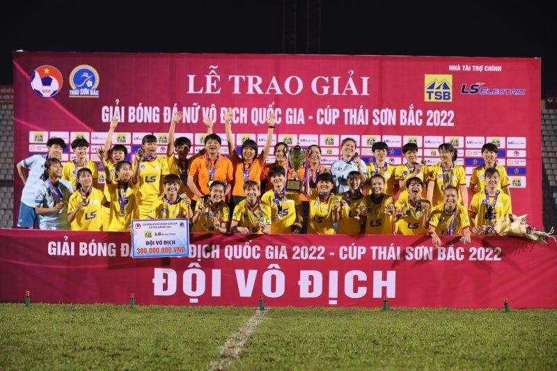 Các cô gái TP Hồ Chí Minh I ăn mừng chức vô địch lần thứ 11. (Ảnh: VFF)