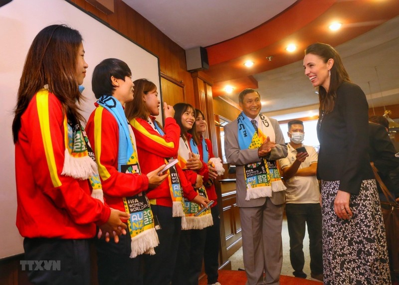 Thủ tướng New Zealand Jacinda Ardern gặp mặt các nữ tuyển thủ quốc gia Việt Nam.