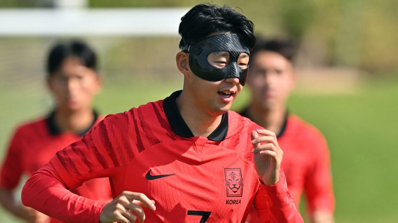 Tiền đạo Son Heung-min vẫn phải đeo miếng bảo vệ mặt trong các buổi tập của đội tuyển Hàn Quốc. (Ảnh: TTXVN)
