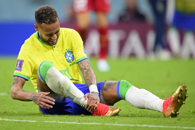 Neymar bị đau mắt cá chân phải trong trận đấu giữa Brazil và Serbia. (Ảnh: AP)