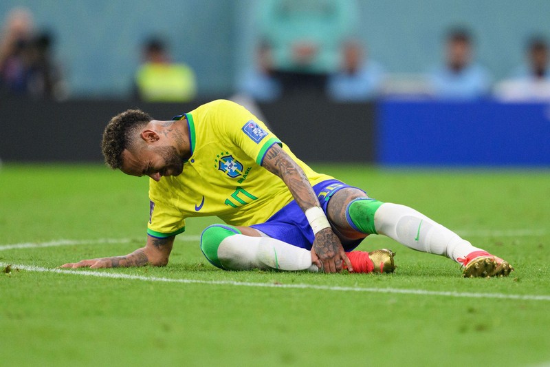 Neymar gặp chấn thương trong trận ra quân của Brazil gặp Serbia. (Ảnh: CNN)