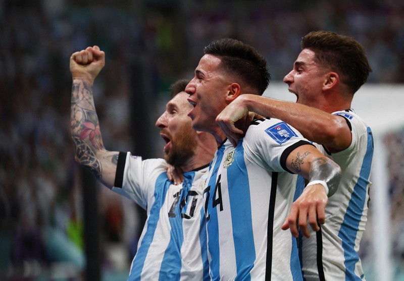 Các cầu thủ Argentina chia vui cuồng nhiệt sau bàn thắng thứ hai. (Ảnh: Reuters)